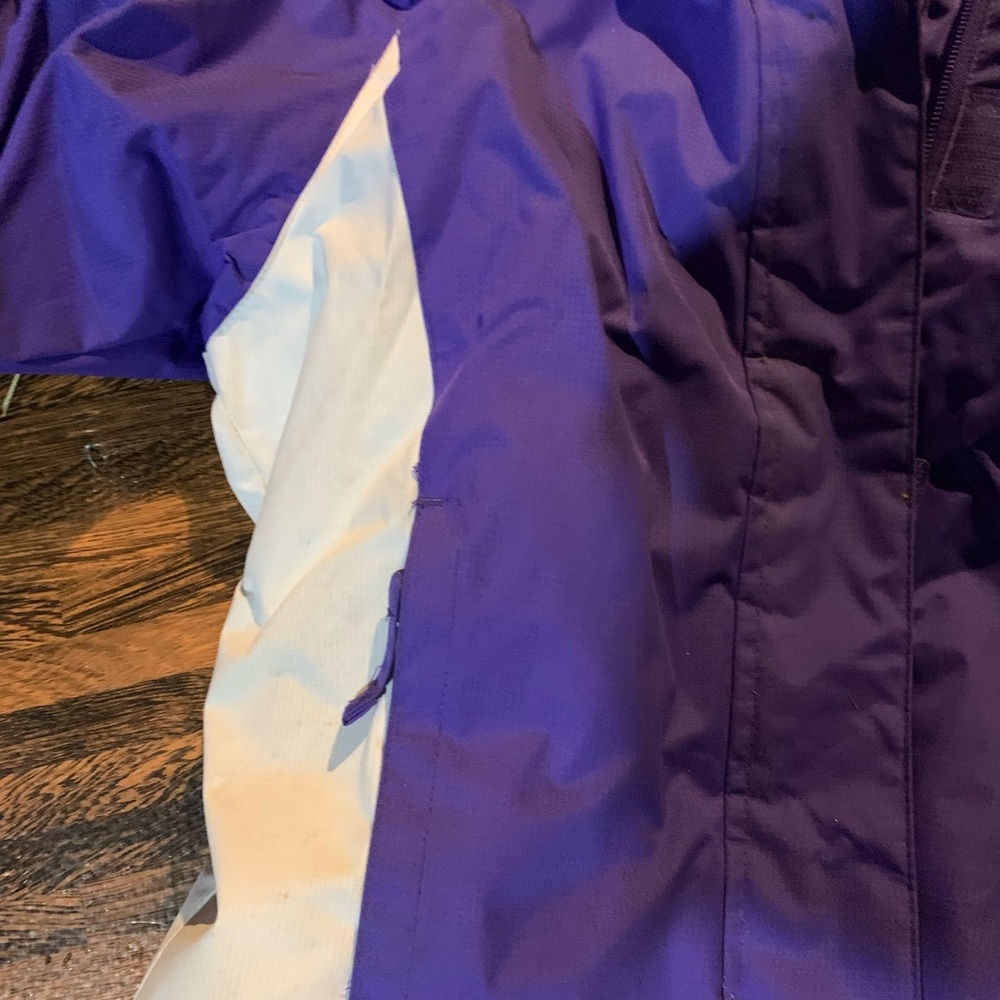 GIRLS WINTER SKI / SNOW JACKET SIZE 7/8 Detachable hood. Purple & White